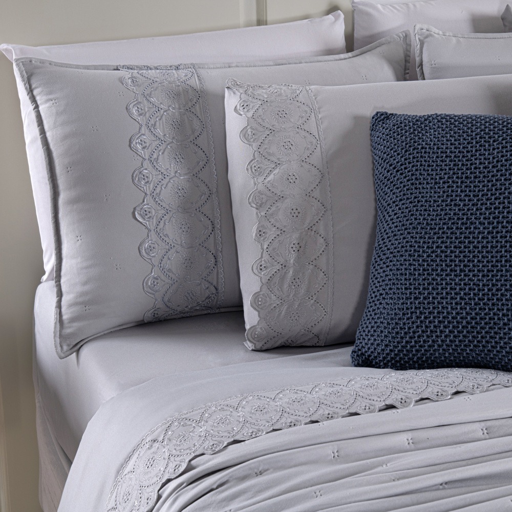 Kit Cama Posta Queen Serena 10 Peças Percal 300 Fios Bordado Inglês Cinza/Azul - imagem 2